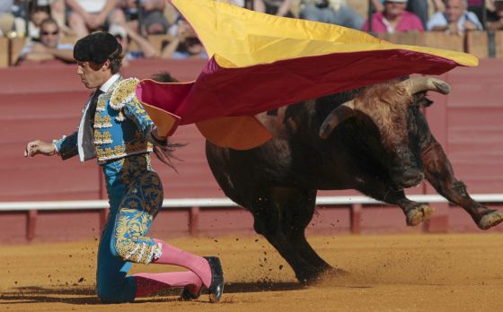 Manuel Escribano recibe a porta gayola a su primer toro. / Julio Muñoz (EFE)
